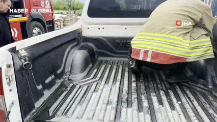 Aracının içine giren yılanı böyle uğurladı: "Hadi güle güle, bir daha gelme arkadaşım"