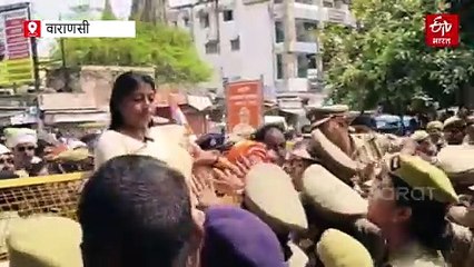 वाराणसी में विधायक पल्लवी पटेल की पुलिस से झड़प, बैरिकेडिंग पर चढ़ीं, कार्यकर्ताओं ने की धक्का-मुक्की