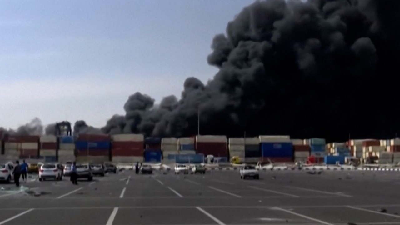 Al menos 700 heridos y 5 muertos tras una gran explosión en un puerto del sur de Irán