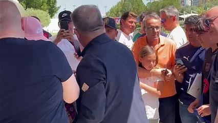 El detalle de Laporta cuando se entera del nombre de un joven aficionado del Barça