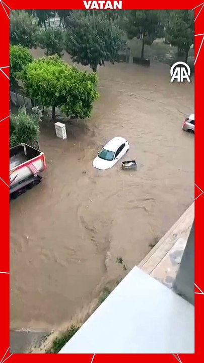Meteoroloji'den kritik uyarı! Yurdun tamamında sağanak alarmı verildi! Adana'da sağanak sele neden oldu: Cadde ve sokakla göle döndü