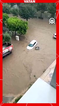 Meteoroloji'den kritik uyarı! Yurdun tamamında sağanak alarmı verildi! Adana'da sağanak sele neden oldu: Cadde ve sokakla göle döndü