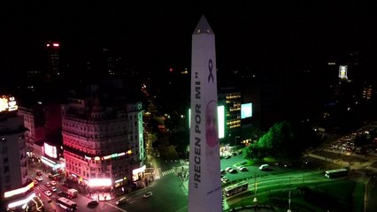 Obelisco de Buenos Aires iluminado con imagen del Papa Francisco