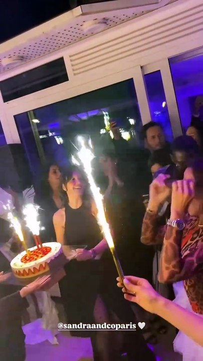 Sandra Sisley fête son anniversaire à Cannes le 25 avril 2025.