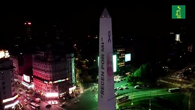 Obelisco de Buenos Aires iluminado con imagen del Papa Francisco