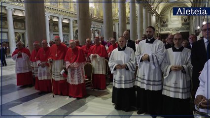 Le rite de l'inhumation du cercueil du pape François