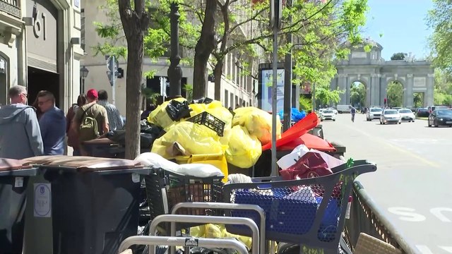 Madrileños y turistas tratan de sobrevivir al mal olor de la ciudad por la huelga de basuras