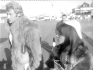 Johnny Hallyday & Nicoletta – Rencontre à l’Aéroport de Cointrin (Carrefour Revue TSR – 21 Janvier 1968)