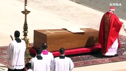 Funerali Papa Francesco, il vento sfoglia le pagine del Vangelo sulla bara