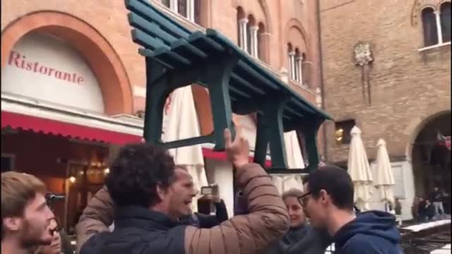 A Treviso la panchina anti-Gentilini portata in piazza dagli attivisti del centro sociale Django