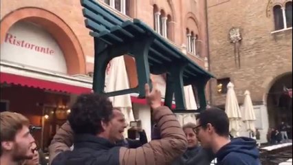 A Treviso la panchina anti-Gentilini portata in piazza dagli attivisti del centro sociale Django