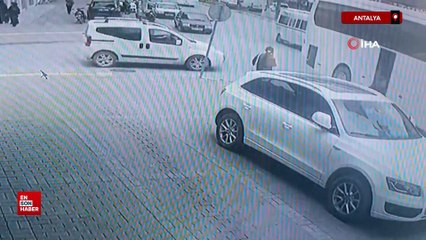 Antalya'da hatalı dönüş yapan otomobil, motosikletli kadına kaza yaptırdı