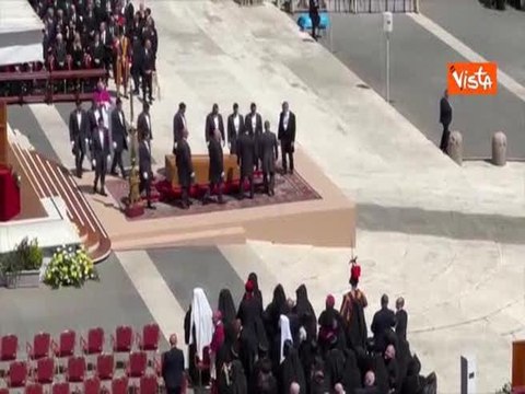 Funerali Papa Francesco, il feretro portato via da Piazza San Pietro tra gli applausi della folla