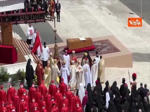 Funerali Papa Francesco, vento sfoglia pagine del Vangelo come era successo per Giovanni Paolo II
