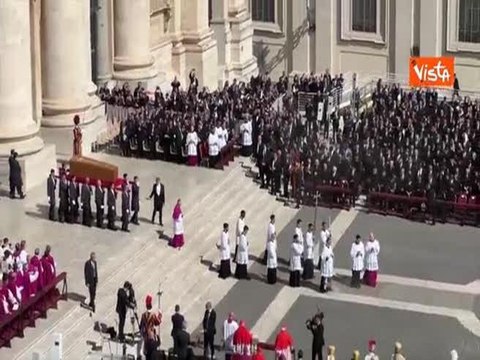 Il feretro di Papa Francesco portato sul sagrato di Piazza San Pietro per i funerali