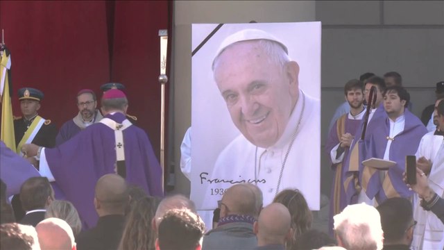 El arzobispo de Buenos Aires rompe a llorar durante la Misa por el Papa Francisco