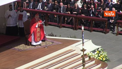 Funerali Papa Francesco, l'omelia del Cardinale Re: Ha scelto di donarsi fino all'ultimo giorno