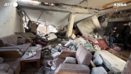 Gaza City, palestinesi fra le macerie dopo l'ennesimo attacco israeliano