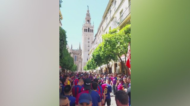 Unos aficionados culés increpan a una familia madridista en la previa de la final de Copa del Rey