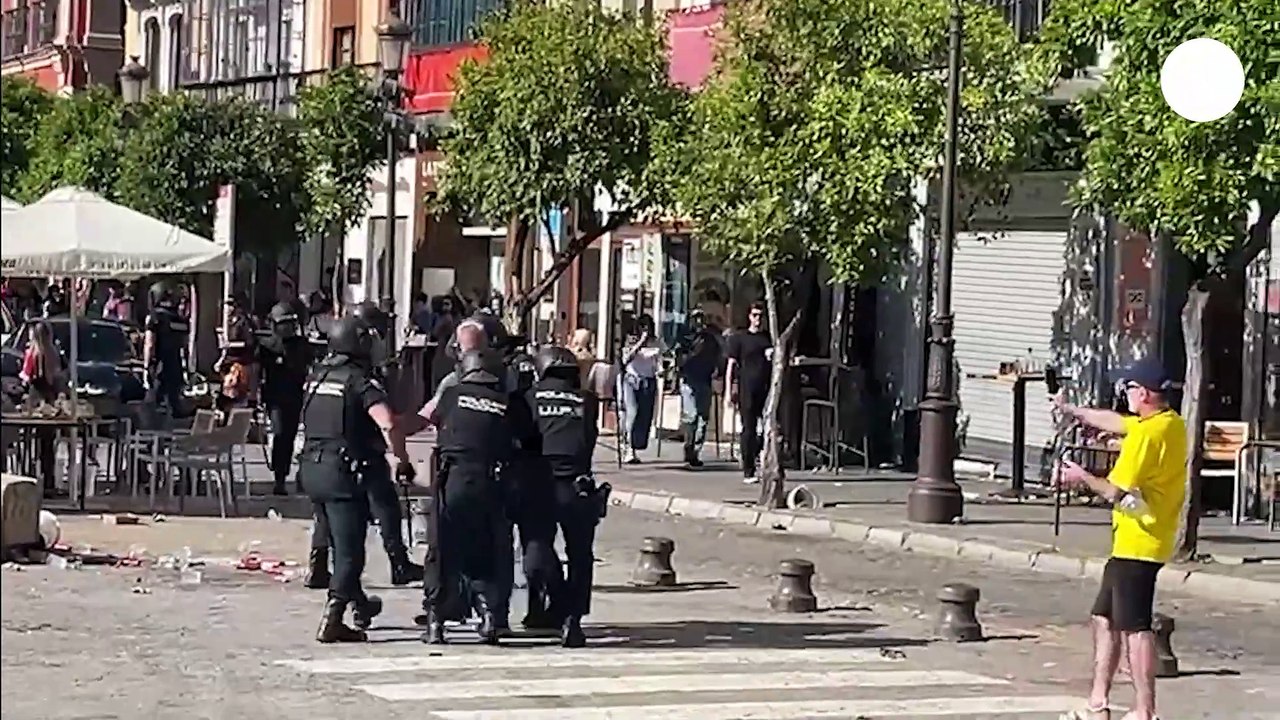 Altercados entre aficionados del Barça y la Policia en la Plaza Nueva de Sevilla