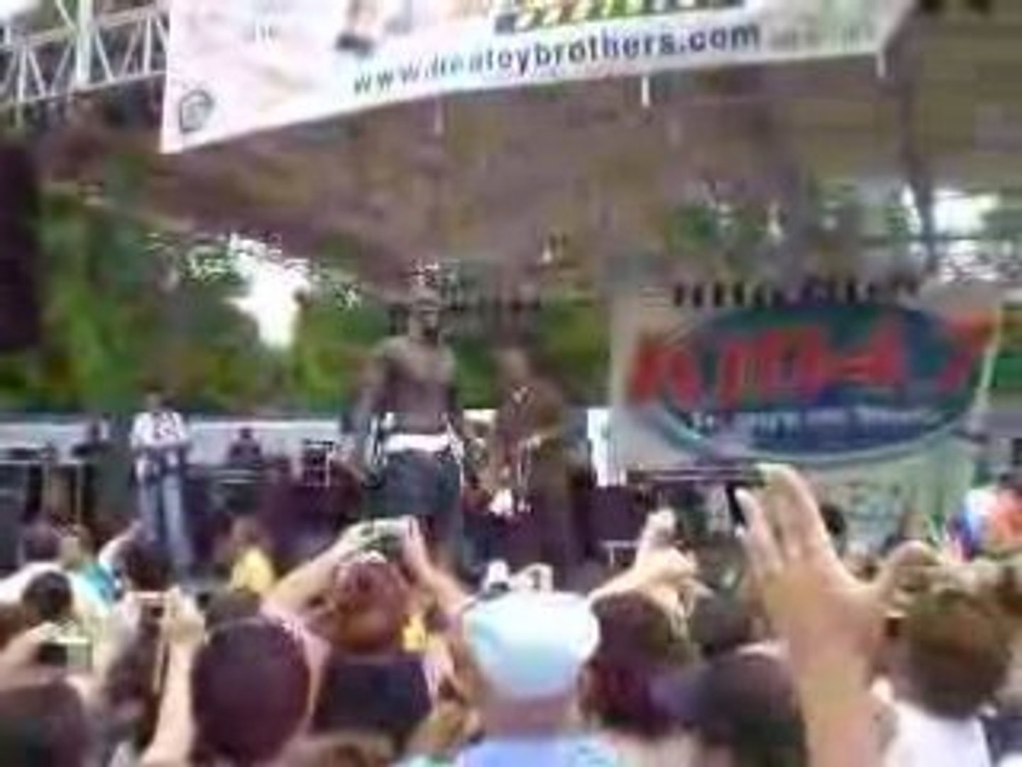 ⁣Akon throws kid into audiance