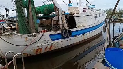 Goro, l'inchino dei pescatori e il raccoglimento sulle banchine per l'addio a Papa Francesco