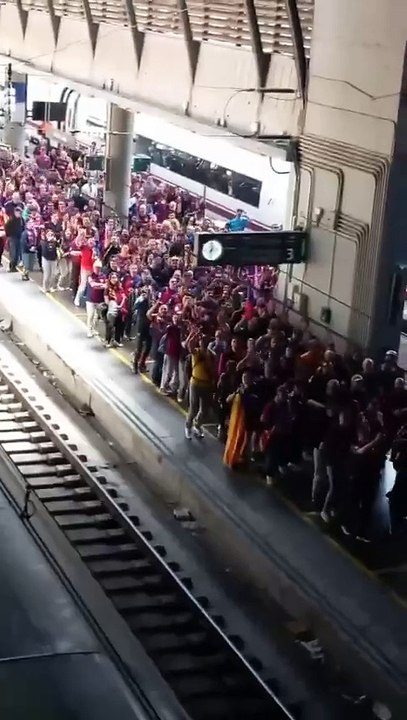 Aficionados llegan a Sevilla en tren para la final de la Copa del Rey