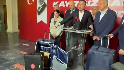 Çırpındıkça daha çok batıyorlar! Valizlerin içinden bakın ne varmış?