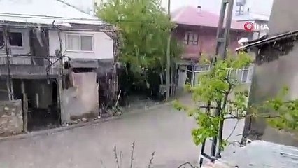 Adana Feke’de sağanak sonrası tehlike! Kayalar yolu kapattı