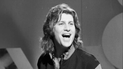 GALA VIDEO - Mike Brandt : pourquoi le chanteur tragiquement disparu il y a 50 ans refait parler de lui