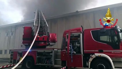 L'incendio in un'azienda a Desio