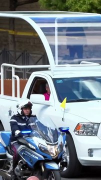 Folla di Fedeli Applaude il Passaggio della Papamobile con il Feretro di Papa Francesco