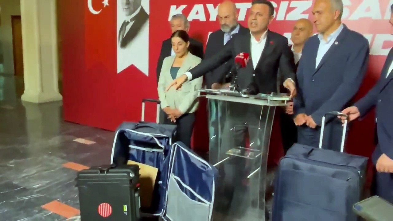 Özgür Çelik, Ekrem İmamoğlu'nun otel görüntülerindeki valizleri açtı