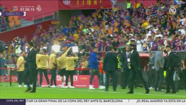 Los JUGADORES del MADRID ya están SOBRE el CÉSPED de la CARTUJA