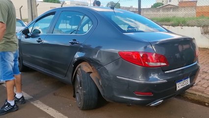 Após bater em Peugeot estacionado, Saveiro capota na Avenida Tancredo Neves