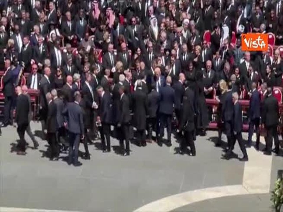 Trump prende per mano Melania e lasciano Piazza San Pietro al termine del funerale del Papa