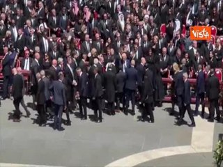 Trump prende per mano Melania e lasciano Piazza San Pietro al termine del funerale del Papa