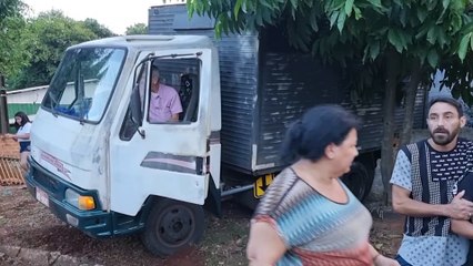 Caminhão desce a rua desgovernado invade residência no Bairro Periolo