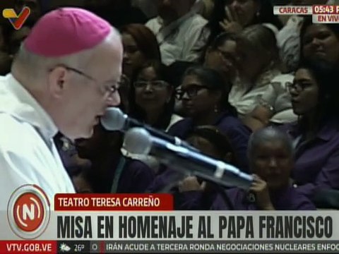 Caracas | Fieles se congregan para honrar la memoria del papa Francisco en el Teatro Teresa Carreño