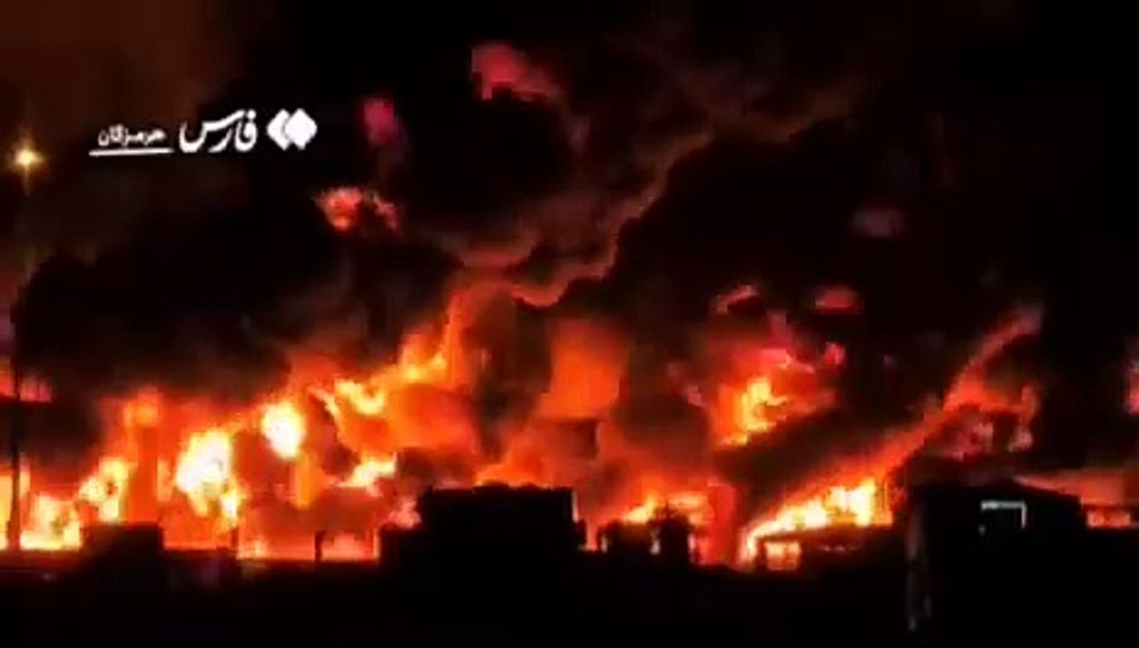 Les pompiers n’arrivent toujours a pas éteindre les feux dans une zone du port de Bandar Abbas alors qu’un ordre d’évacuation vient d’être annoncé autour du port.