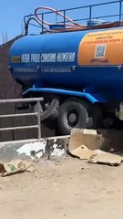 Camión cisterna cae entre vivienda y muro de contención.