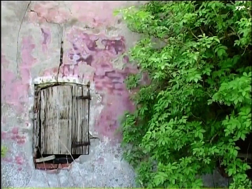 Case sparse. Visioni di case che crollano | movie | 2002 | Official Trailer