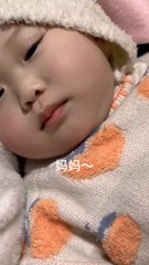 There is a little cutie in the quilt early in the morning. Mommy~Mommy~Mommy