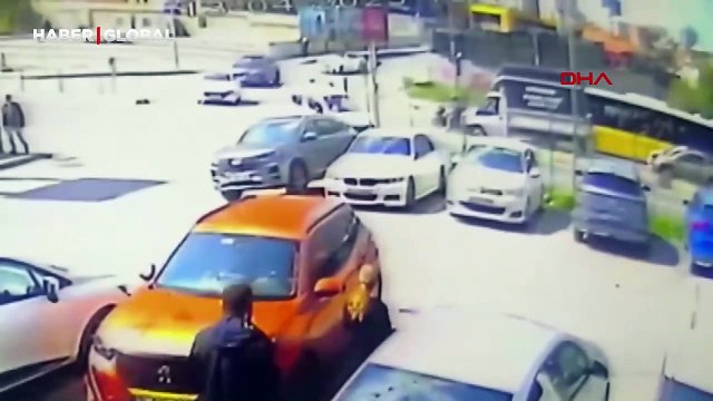 Motosiklet yayaya çarptı! Güvenlik kamerası saniye saniye kaydetti