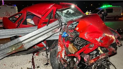 Kocaeli’de otomobil bariyere çarptı: 2 ölü