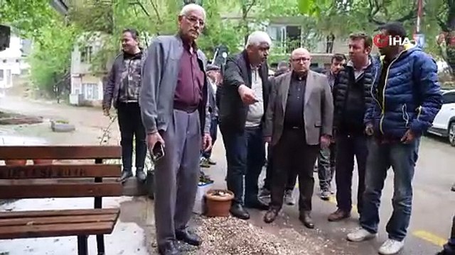 Dev kaya yola düştü, tarım alanları zarar gördü