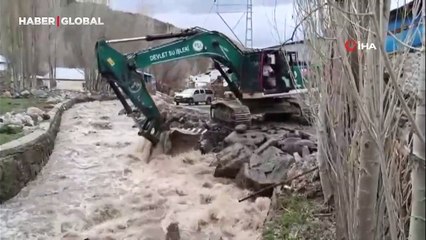 Eriyen karla taşan dere mahallede tehlike oluşturdu! DSİ ve belediyeden yardım eli