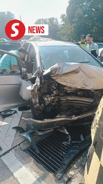 Man crashes into divider at Bukit Raja toll plaza