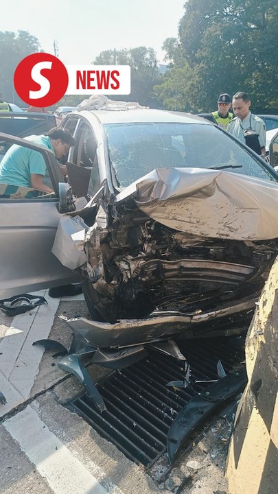 Man crashes into divider at Bukit Raja toll plaza