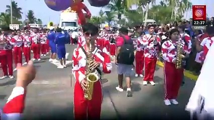 Acapulco deja atrás la violencia y celebra con un desfile lleno de globos gigantes